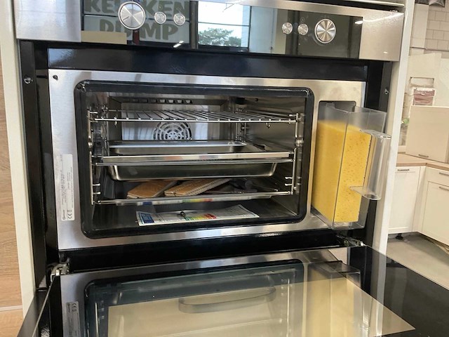 Hoekopgestelde showroomkeuken - afbeelding 6 van  18