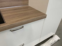 Hoekopgestelde showroomkeuken - afbeelding 10 van  18