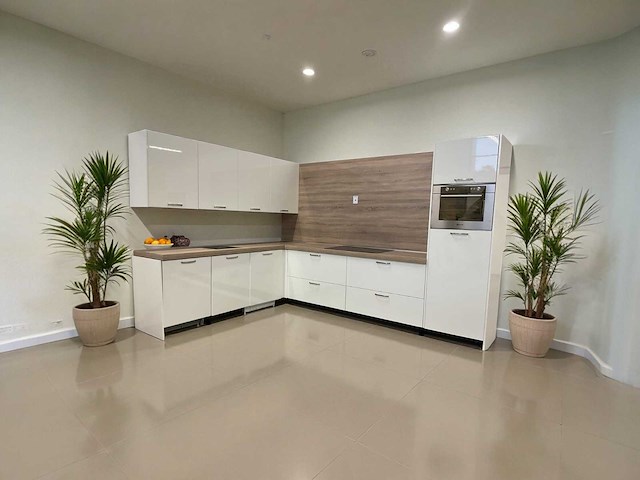 Hoekopgestelde showroomkeuken - afbeelding 1 van  18