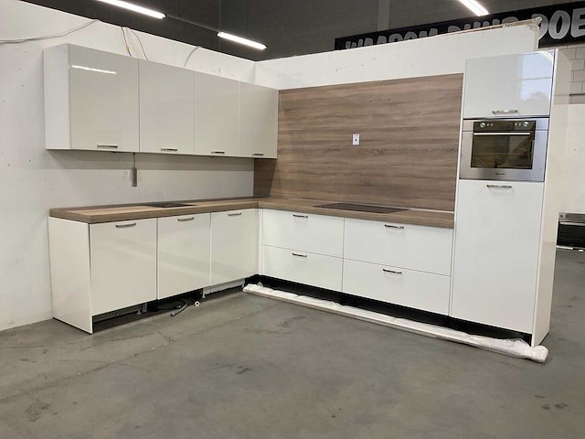 Hoekopgestelde showroomkeuken - afbeelding 11 van  18