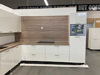 Hoekopgestelde showroomkeuken - afbeelding 12 van  18