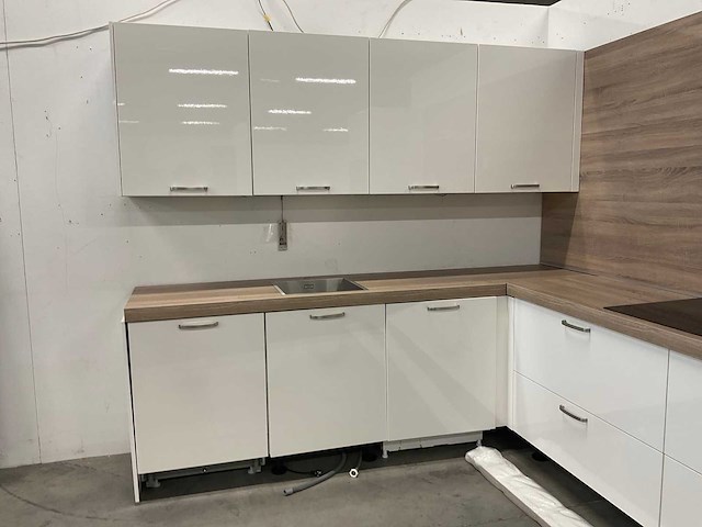 Hoekopgestelde showroomkeuken - afbeelding 13 van  18