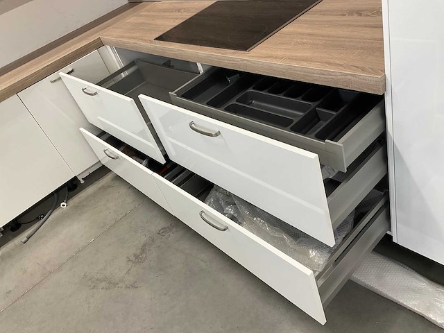 Hoekopgestelde showroomkeuken - afbeelding 15 van  18