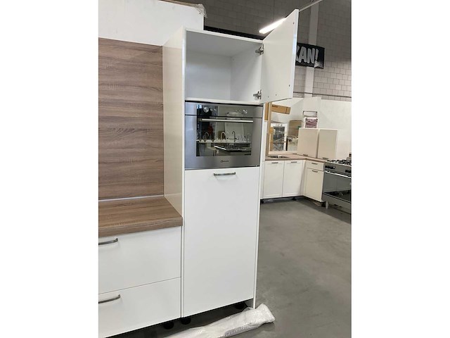 Hoekopgestelde showroomkeuken - afbeelding 17 van  18