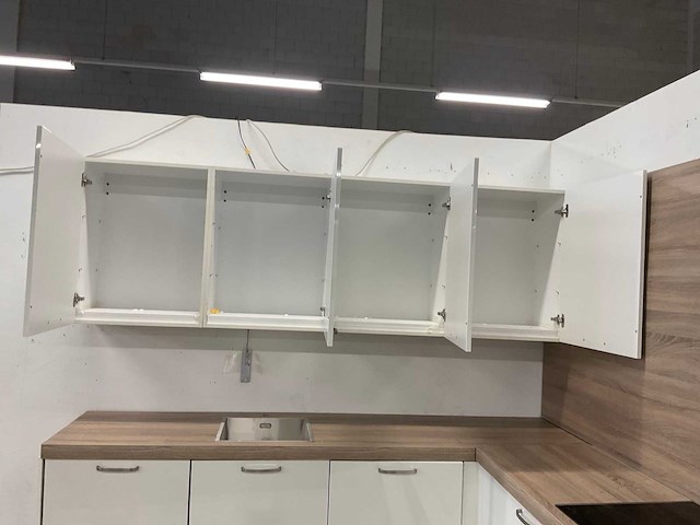 Hoekopgestelde showroomkeuken - afbeelding 18 van  18