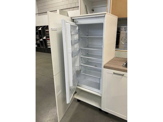 Hoekopgestelde showroomkeuken - afbeelding 8 van  17