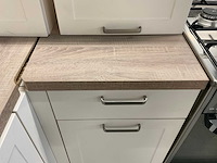 Hoekopgestelde showroomkeuken - afbeelding 9 van  17