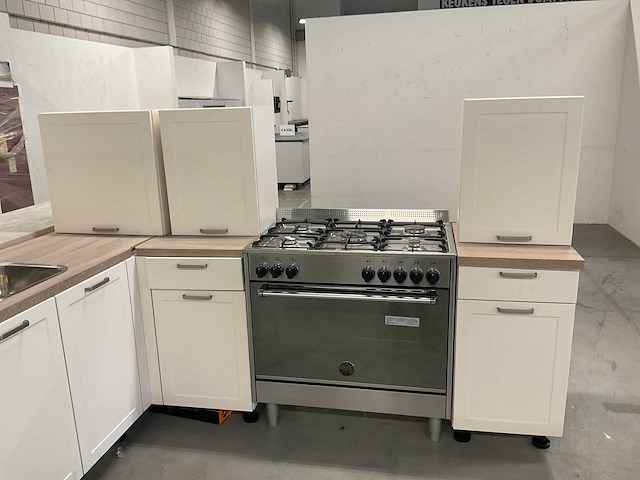 Hoekopgestelde showroomkeuken - afbeelding 12 van  17