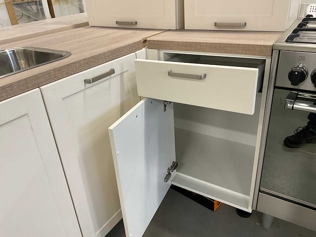 Hoekopgestelde showroomkeuken - afbeelding 14 van  17