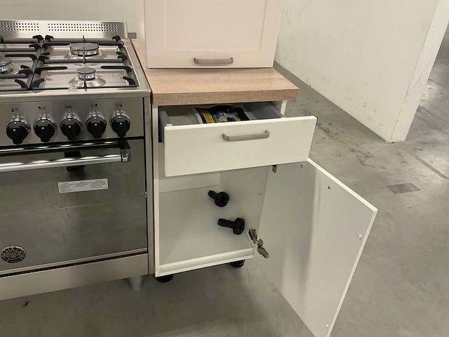 Hoekopgestelde showroomkeuken - afbeelding 15 van  17