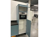 Hoekopgestelde showroomkeuken - afbeelding 2 van  24