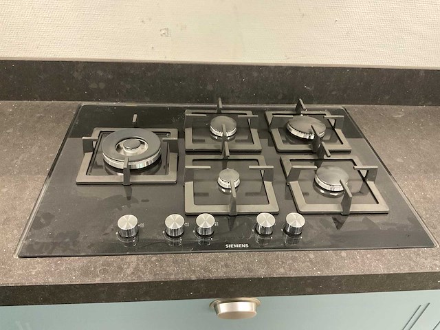 Hoekopgestelde showroomkeuken - afbeelding 4 van  24