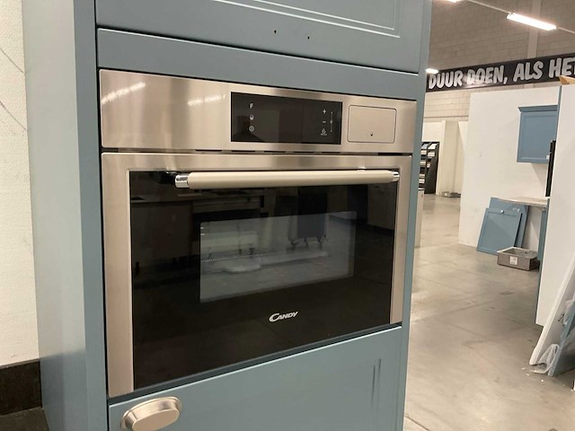 Hoekopgestelde showroomkeuken - afbeelding 8 van  24