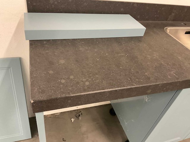 Hoekopgestelde showroomkeuken - afbeelding 16 van  24