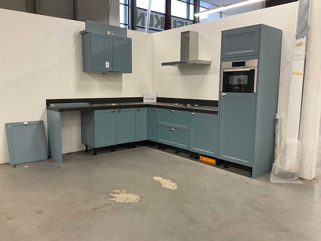 Hoekopgestelde showroomkeuken - afbeelding 12 van  24