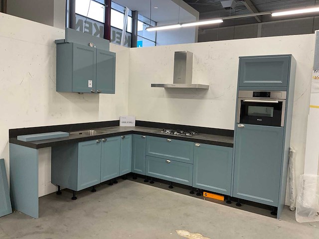 Hoekopgestelde showroomkeuken - afbeelding 18 van  24