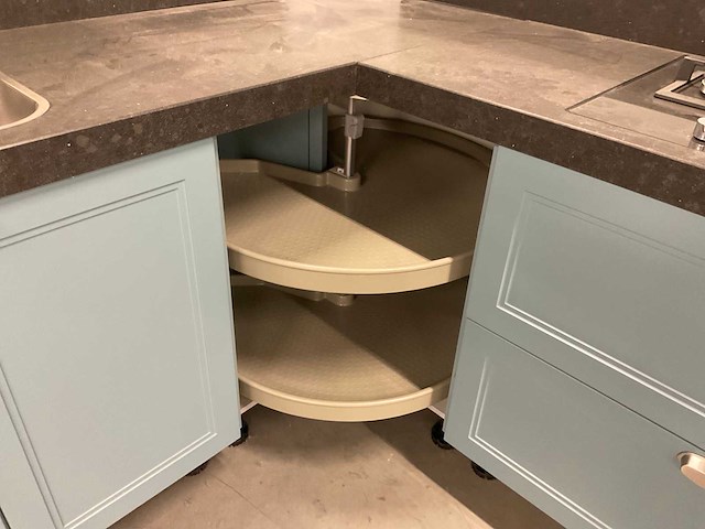 Hoekopgestelde showroomkeuken - afbeelding 22 van  24