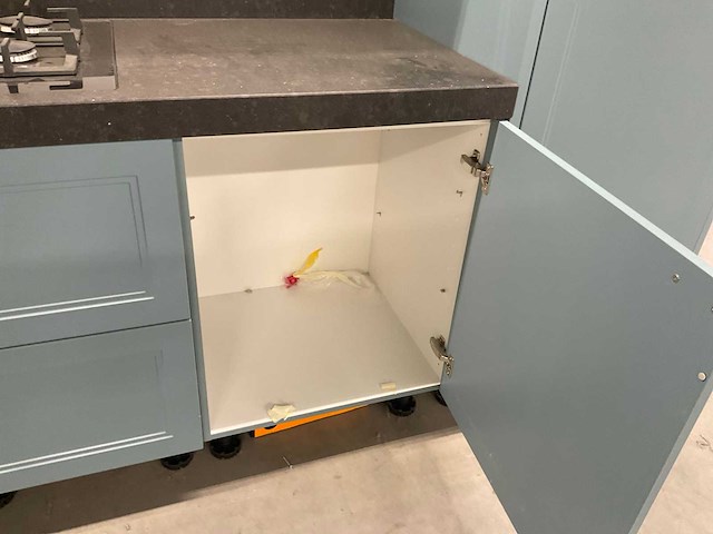 Hoekopgestelde showroomkeuken - afbeelding 24 van  24