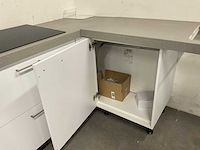 Hoekopgestelde showroomkeuken - afbeelding 16 van  19