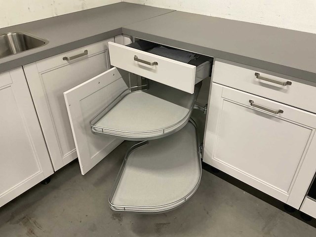 Hoekopgestelde showroomkeuken - afbeelding 2 van  24