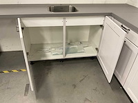 Hoekopgestelde showroomkeuken - afbeelding 3 van  24