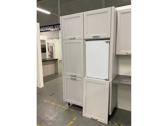 Hoekopgestelde showroomkeuken - afbeelding 4 van  24