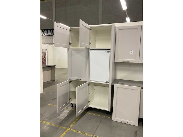 Hoekopgestelde showroomkeuken - afbeelding 5 van  24