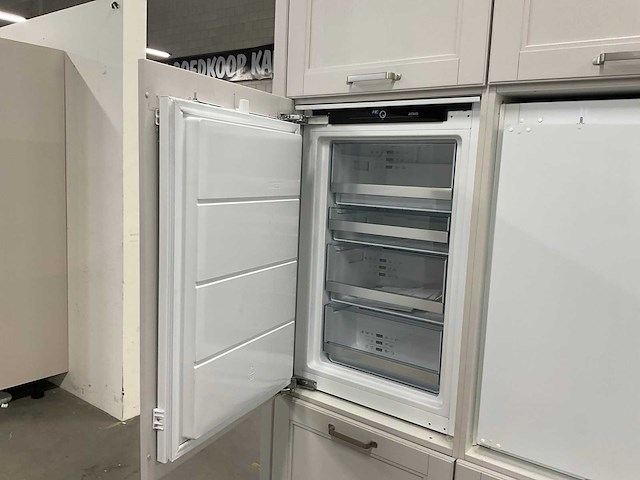 Hoekopgestelde showroomkeuken - afbeelding 7 van  24