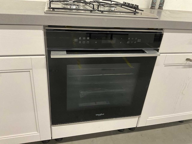 Hoekopgestelde showroomkeuken - afbeelding 14 van  24