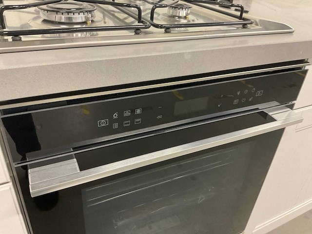 Hoekopgestelde showroomkeuken - afbeelding 15 van  24