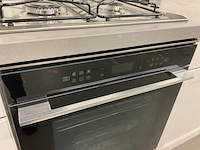 Hoekopgestelde showroomkeuken - afbeelding 15 van  24