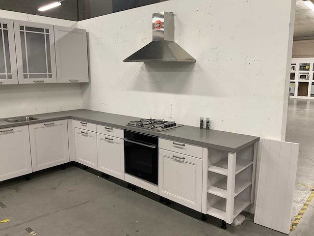 Hoekopgestelde showroomkeuken - afbeelding 18 van  24