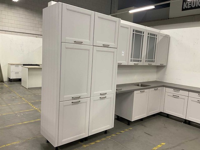 Hoekopgestelde showroomkeuken - afbeelding 20 van  24