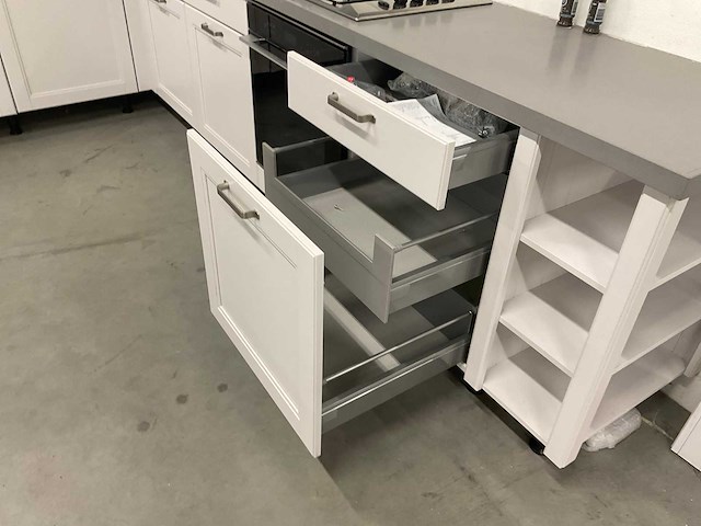 Hoekopgestelde showroomkeuken - afbeelding 23 van  24
