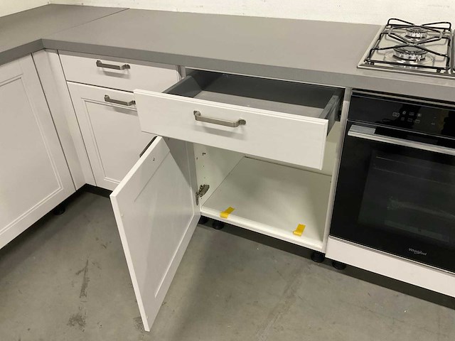 Hoekopgestelde showroomkeuken - afbeelding 24 van  24