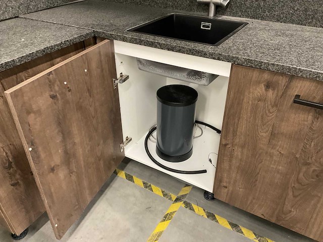 Hoekopgestelde showroomkeuken - afbeelding 2 van  21