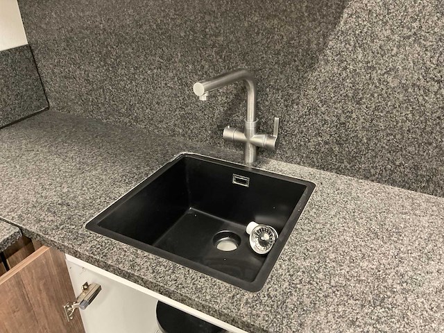 Hoekopgestelde showroomkeuken - afbeelding 3 van  21