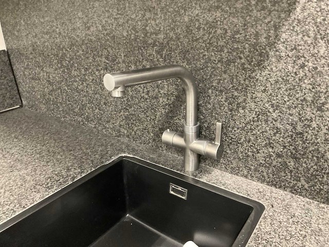 Hoekopgestelde showroomkeuken - afbeelding 4 van  21