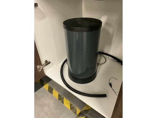 Hoekopgestelde showroomkeuken - afbeelding 5 van  21