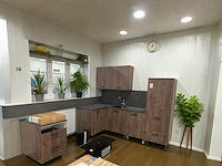 Hoekopgestelde showroomkeuken