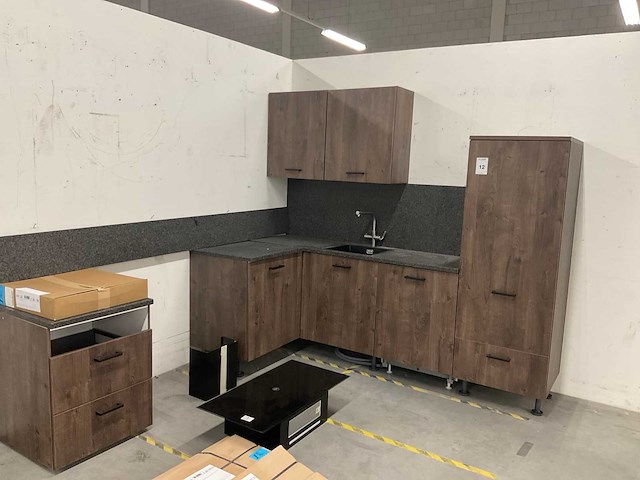 Hoekopgestelde showroomkeuken - afbeelding 12 van  21