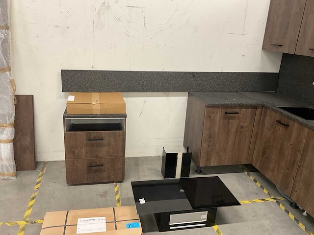 Hoekopgestelde showroomkeuken - afbeelding 16 van  21