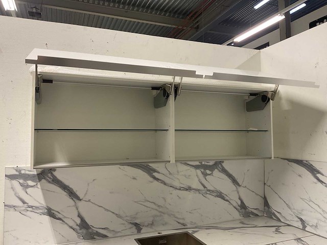 Hoekopgestelde showroomkeuken - afbeelding 3 van  18
