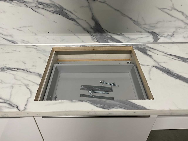 Hoekopgestelde showroomkeuken - afbeelding 7 van  18