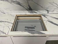 Hoekopgestelde showroomkeuken - afbeelding 7 van  18