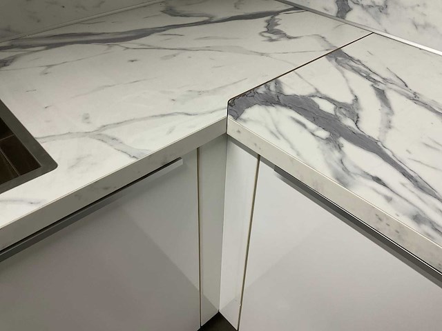 Hoekopgestelde showroomkeuken - afbeelding 8 van  18