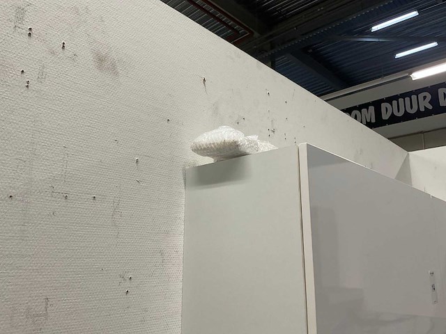 Hoekopgestelde showroomkeuken - afbeelding 9 van  18