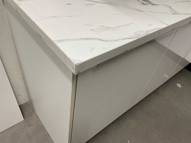 Hoekopgestelde showroomkeuken - afbeelding 10 van  18