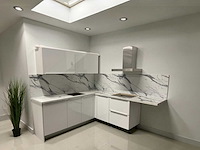 Hoekopgestelde showroomkeuken