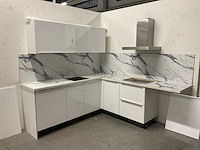Hoekopgestelde showroomkeuken - afbeelding 12 van  18
